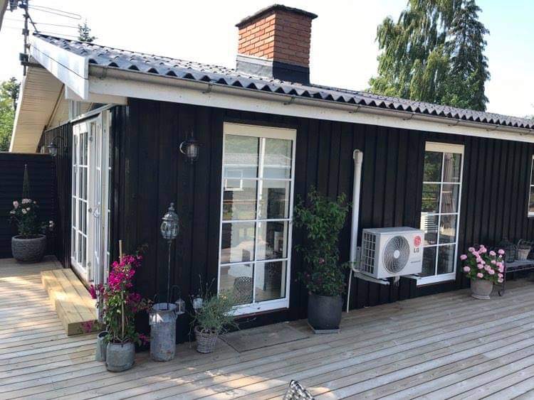 tr&aelig;hus med sprossevinduer